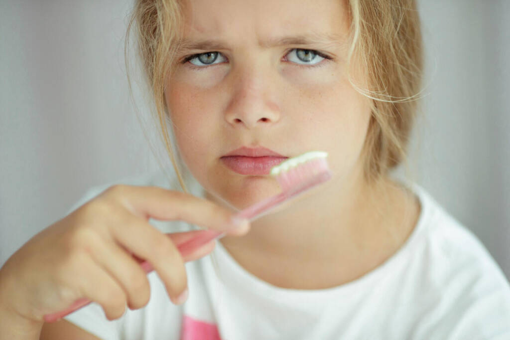 The,Child,Cleans,Teeth